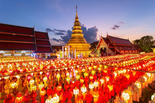 Buntes Lampenfestival und Laterne in Loi Krathong bei Wat Phra That Hariphunchai, Lamphun-Provinz, Thailand