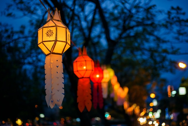 Foto buntes laternenfest oder yee peng festival (norden von thailand neujahr), chiang mai, thailand?