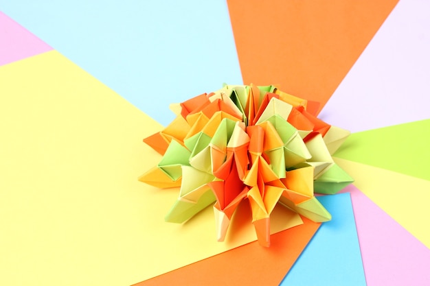 Buntes Origami auf hellem Papier