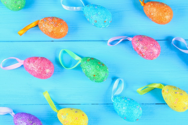 Buntes Osterei auf blauem Pastellfarbholzhintergrund mit Raum