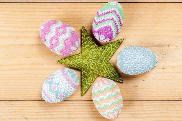 Buntes Osterei auf einem Holztisch Frohe Ostern