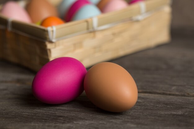 Buntes Osterei auf hölzernem Hintergrund mit Raum.