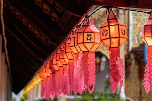 Buntes Papierhandwerk Laternenfest im Wat Phra That Hariphunchai Lamphun Thailand