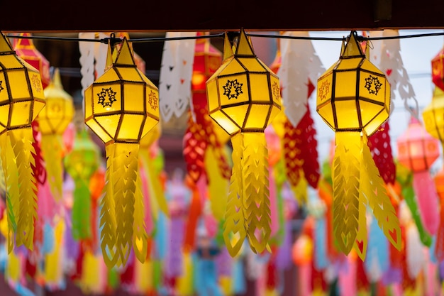 Buntes Papierhandwerk Laternenfest im Wat Phra That Hariphunchai Lamphun Thailand