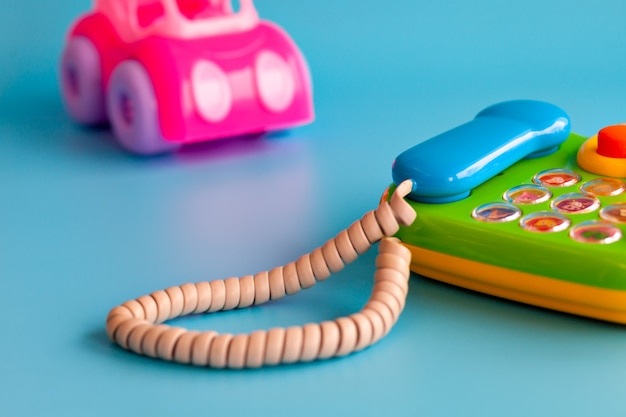 Foto buntes plastikspielzeug auf blau für kinder