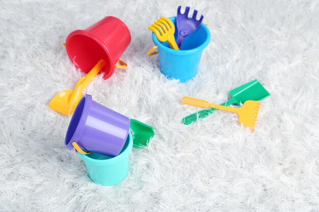 Buntes Plastikspielzeug im Kinderzimmer