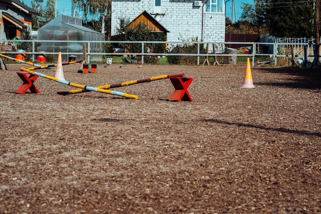 Foto buntes plastikzubehör für pferd und reiter. zubehör für pferdeausbildungen und veranstaltungen im ländlichen reitausbildungszentrum