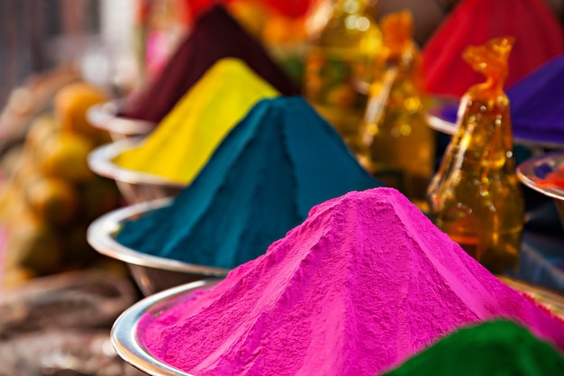 Buntes Pulver auf dem Markt in Indien