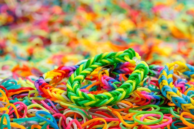 Buntes Regenbogen-Loom-Armband