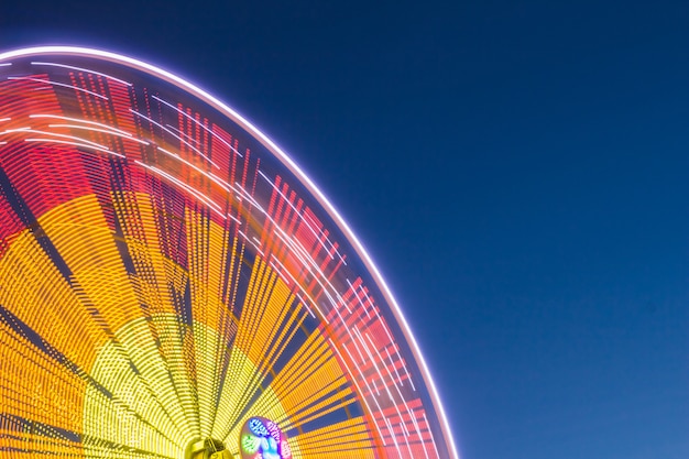 Buntes Riesenrad gegen den Himmel