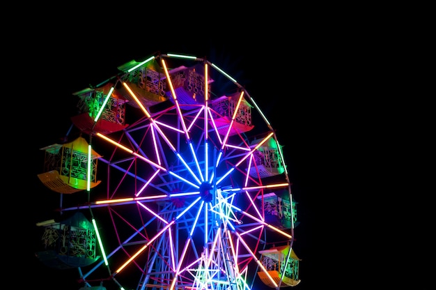 Buntes Riesenrad in einer schönen Nacht