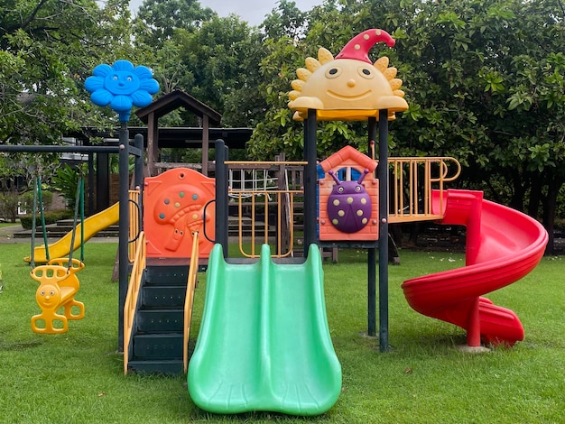 Buntes Schaukelkarussell im Park für Kinder