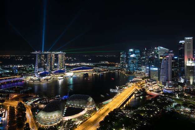 Buntes Singapur-Wolkenkratzergebäude und Laser zeigen in der Nacht in Singapur.