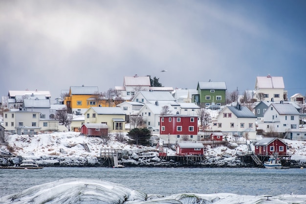 Buntes skandinavisches Dorf auf Küstenlinie im Winter bei Lofoten