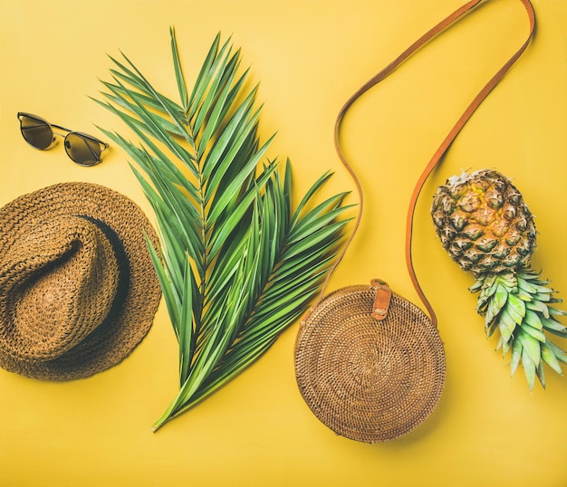 Buntes Sommermode-Outfit flatlay