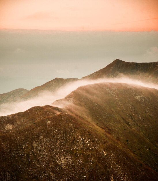 Buntes Sonnenaufgangsfoto der Berge aus der Westtatra in der Slowakei im sommerlichen Ziarska-Tal