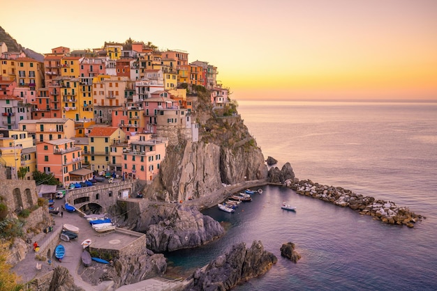 Buntes Stadtbild von Gebäuden über dem Mittelmeer Europa Cinque Terre in Italien