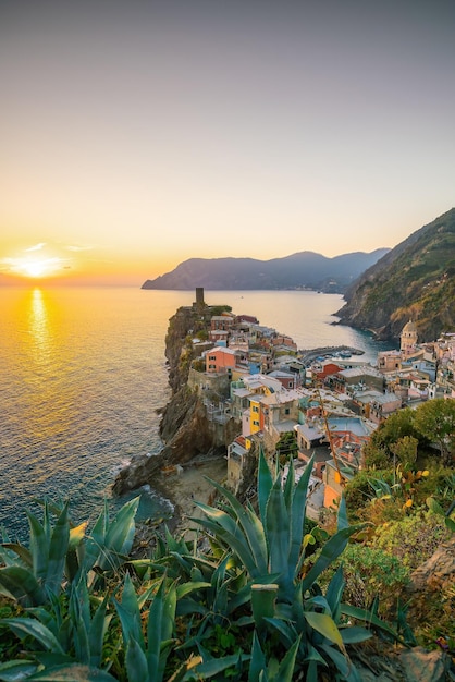 Buntes Stadtbild von Gebäuden über dem Mittelmeer Europa Cinque Terre traditionelle italienische Architektur