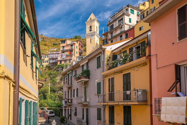 Buntes Stadtbild von Gebäuden über dem Mittelmeer Europa Cinque Terre traditionelle italienische Architektur
