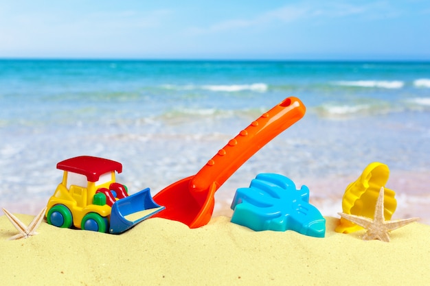 Buntes Strandspielzeug auf Sand