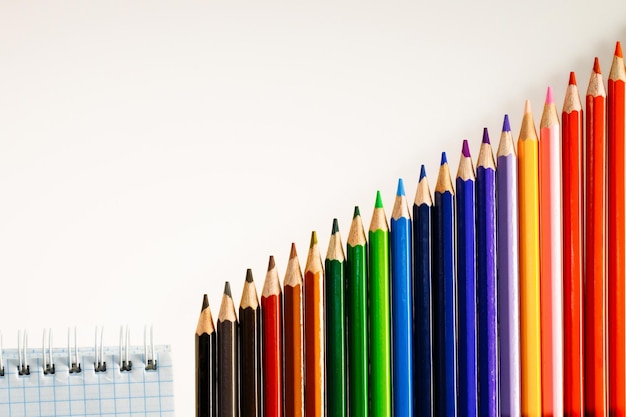 Buntstifte auf weißem Hintergrund Bleistifte für die Schule oder den professionellen Einsatz Notebook Platz für Text