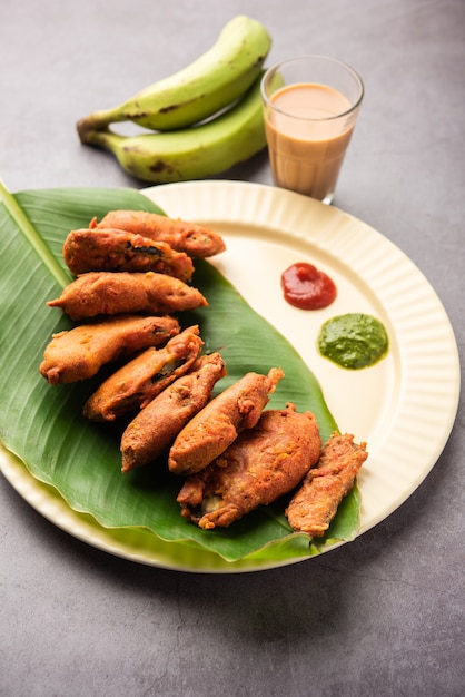 Buñuelo de plátano o pakora o kela pakodaÃƒÂ‚Ã‚Â o bajji crudos servidos con chutney. Merienda popular de Kerala, India o Indonesia. servido con té