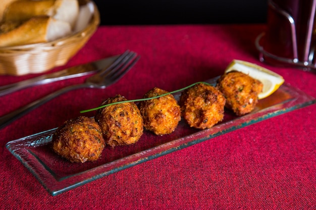 Buñuelos de bacalao rellenos de pescado y fritos. Receta tradicional de tapa española.