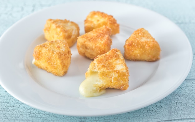 Buñuelos de brie en el plato blanco