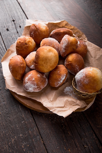 Buñuelos (buñuelos mexicanos) dorados, crujientes y dulces, como buñuelos de tortilla. Montón de bunyols de Quaresma, pasteles típicos de Cataluña, España