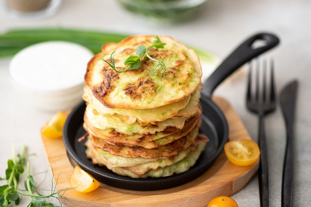 Buñuelos de calabacín con salsa de hierbas y crema agria