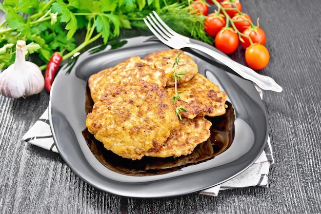 Buñuelos de carne en plato sobre tabla de madera