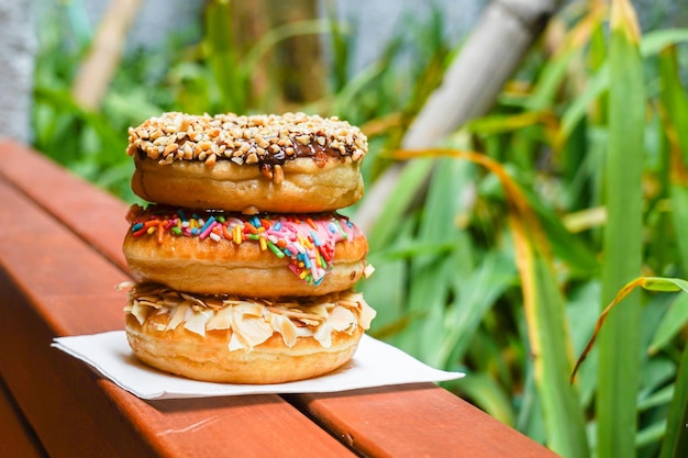 buñuelos de colores variados, con coberturas variadas de chocolate, nueces, almendras, queso, fresas