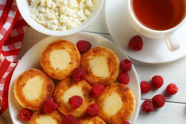 Buñuelos de cuajada con frambuesas Desayuno tradicional Comida en una mesa brillante