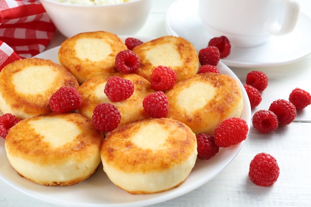 Buñuelos de cuajada con frambuesas Desayuno tradicional Comida en una mesa brillante