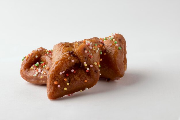 Foto buñuelos cubiertos de miel. dulce típico de navidad y semana santa en españa.