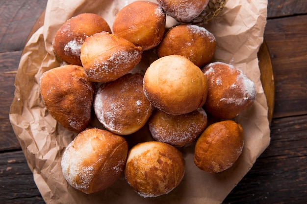 Bunuelos de viento - traditionelles kolumbianisches süßes frittiertes Gebäck. Spanischer Osterkrapfen. Mexikanische goldene, knusprig-süße, Tortilla-ähnliche Krapfen werden mit Zucker bestreut