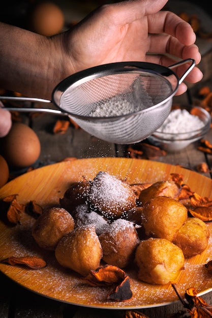 Bunuelos de viento - traditionelles kolumbianisches süßes frittiertes Gebäck.
