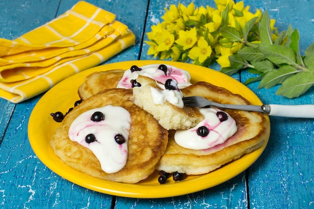 Buñuelos exuberantes caseros con salsa y pasas de Corinto