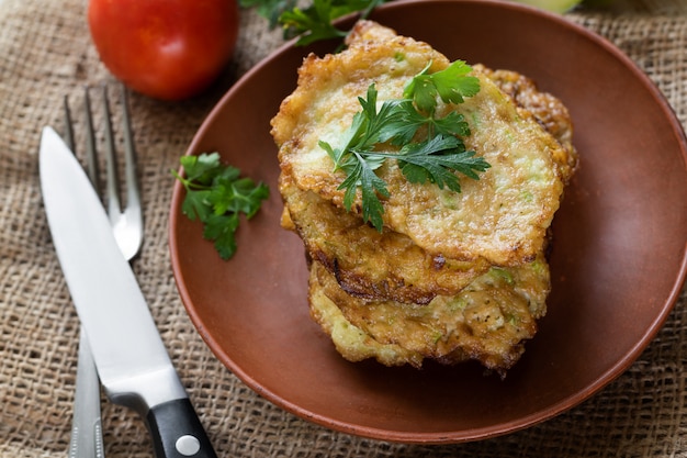 Buñuelos fritos de calabaza. Panqueque de verduras, comida vegetariana.