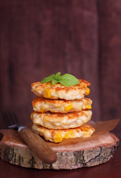 Buñuelos de maíz sobre un fondo oscuro de madera