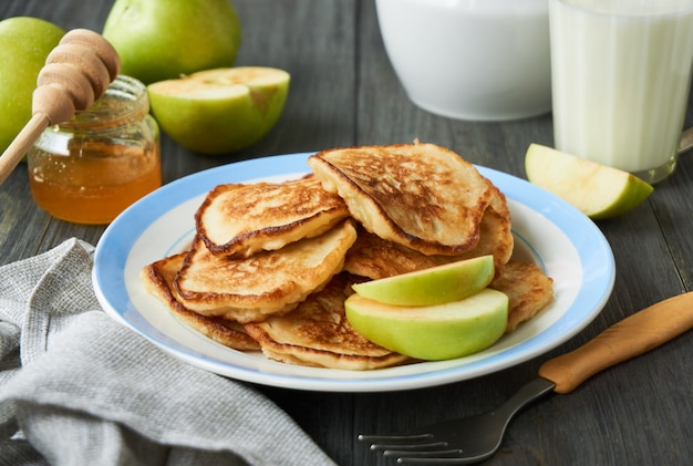 Buñuelos de manzana en un plato