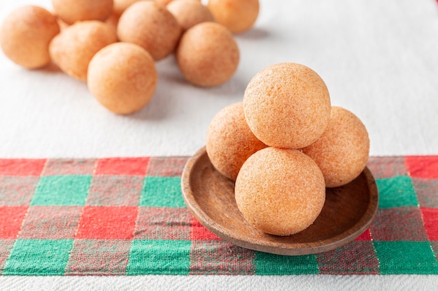 Buñuelos en la mesa comida típica colombiana imagen de primer plano