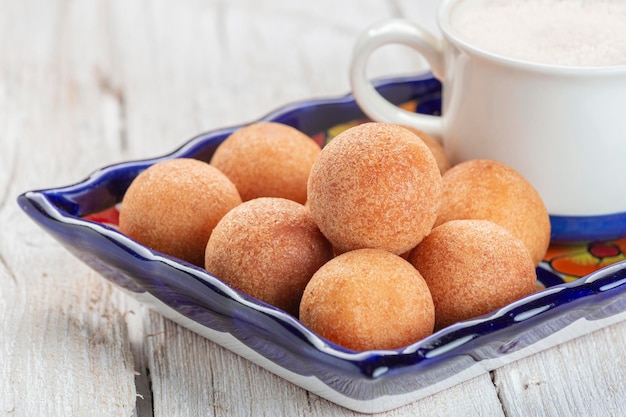 Buñuelos en la mesa comida típica colombiana imagen de primer plano