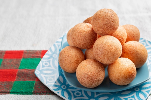 Buñuelos en la mesa comida típica colombiana imagen de primer plano