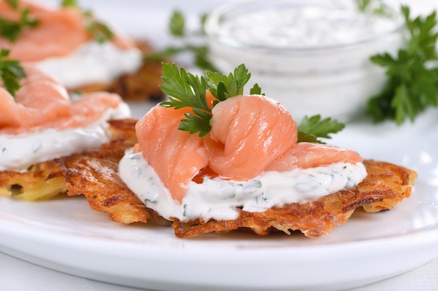 Buñuelos de patata con salmón