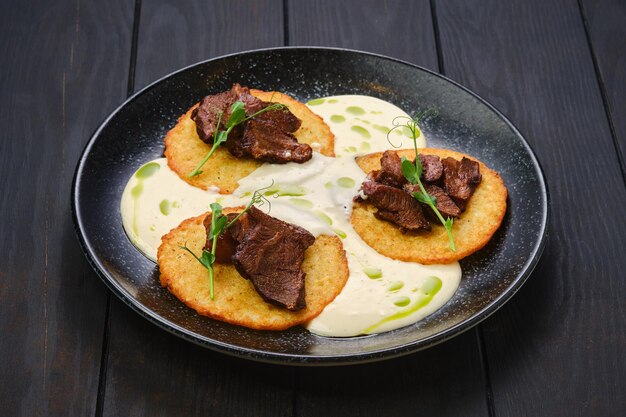 Buñuelos de patata con ternera frita