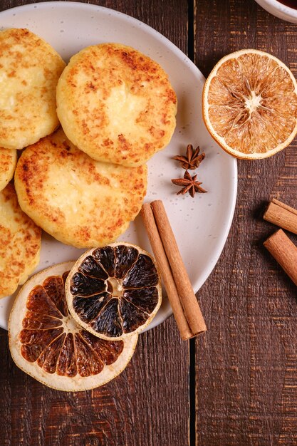 Buñuelos de requesón, ambiente de desayuno de invierno con anís, canela y cítricos secos