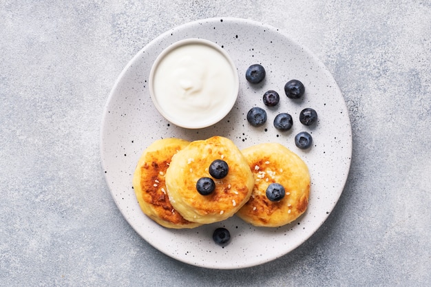 Buñuelos de requesón con arándanos.