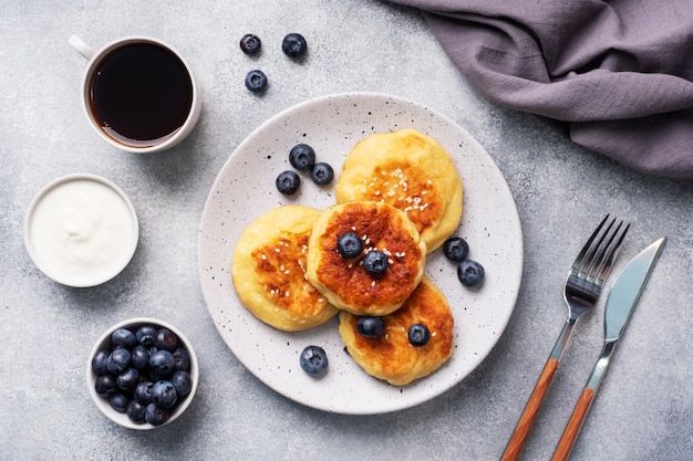 Buñuelos de requesón con arándanos.