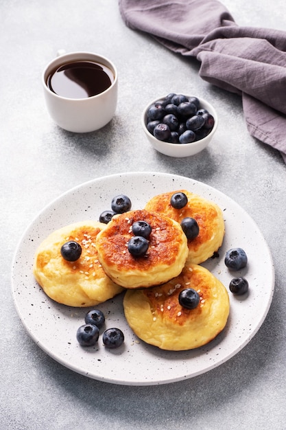 Buñuelos de requesón con arándanos